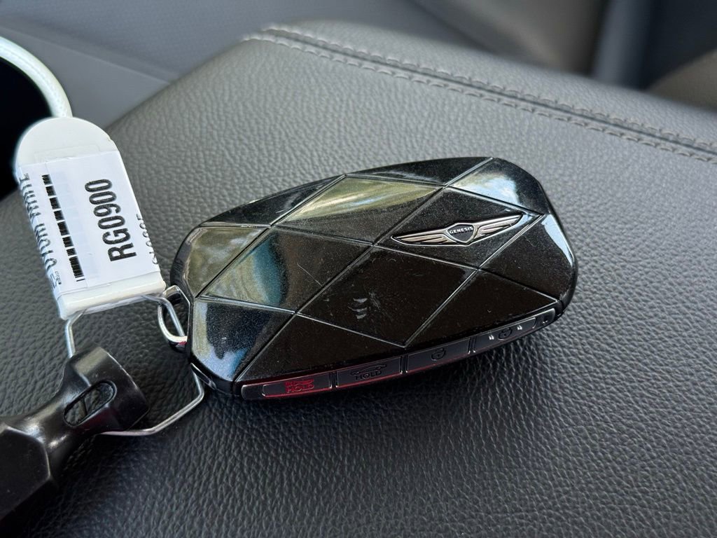 Used 2025 Genesis G70 2.5T image 34