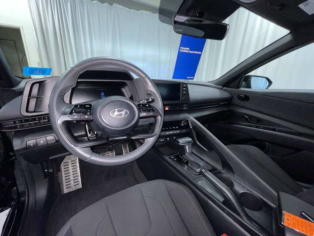 Used 2025 Hyundai Elantra Sport image 3
