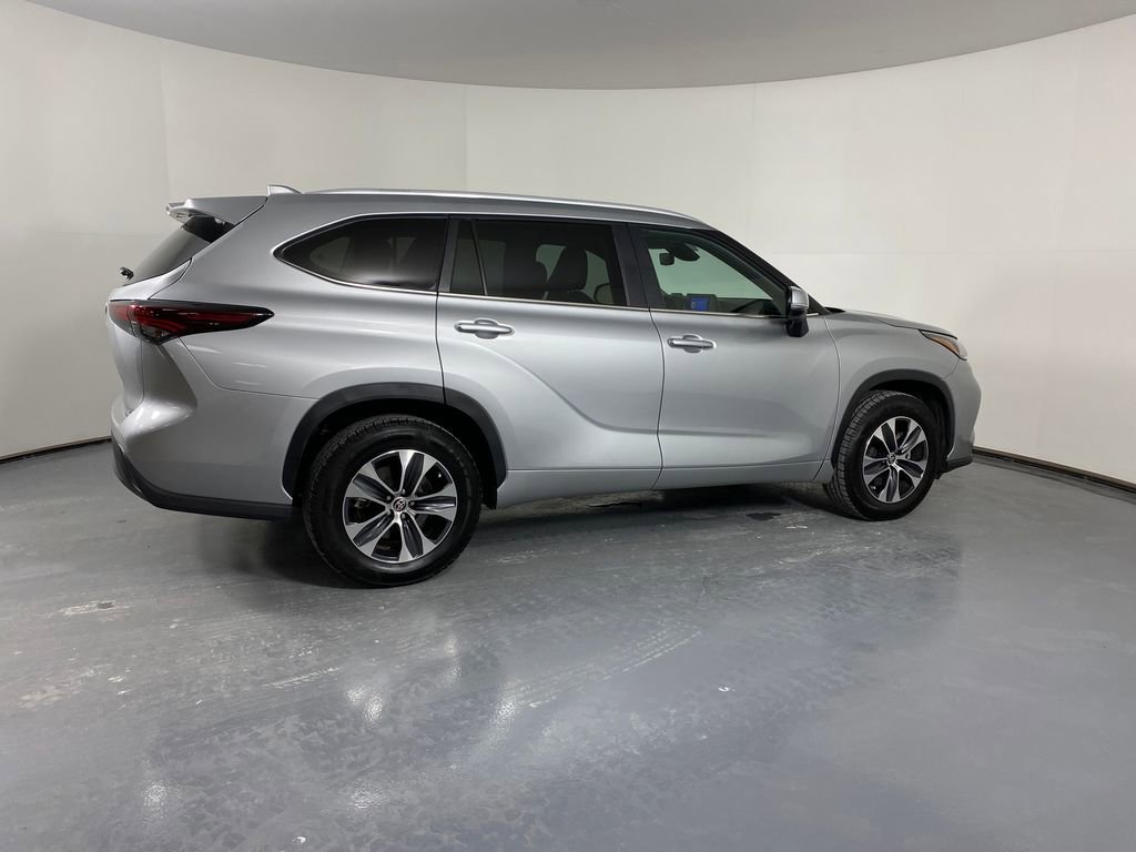 Used 2024 Toyota Highlander XLE image 6