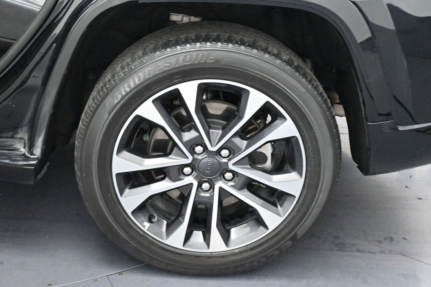 Used 2022 Jeep Grand Cherokee Overland AWD/4WD image 39