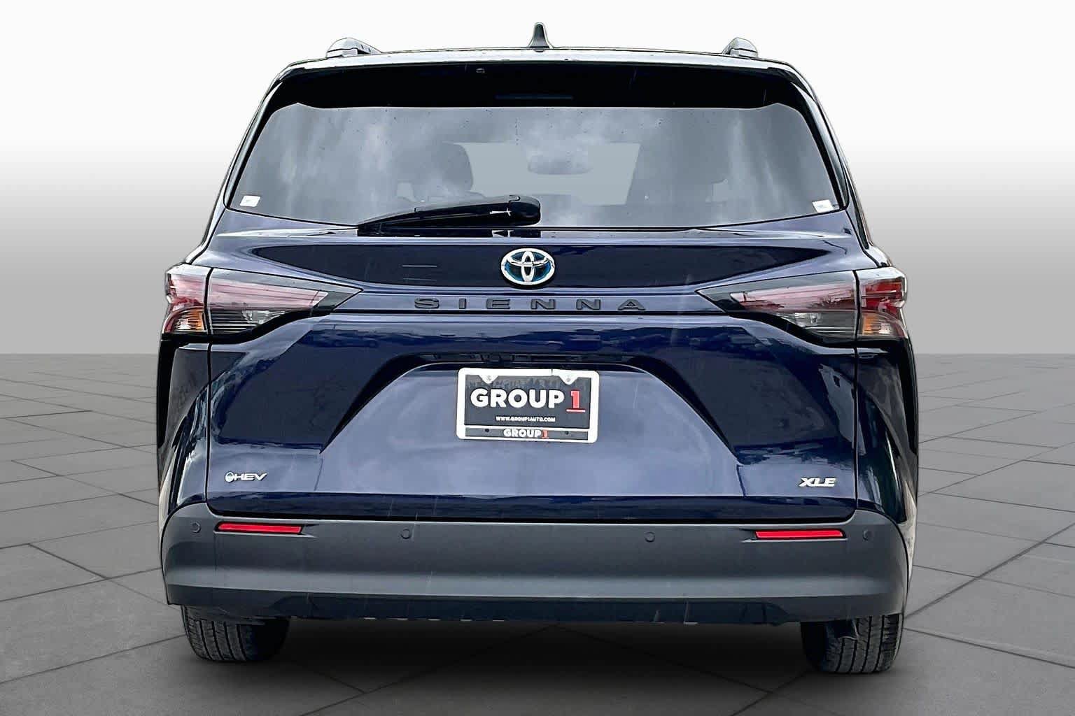 Used 2025 Toyota Sienna XLE FWD image 5