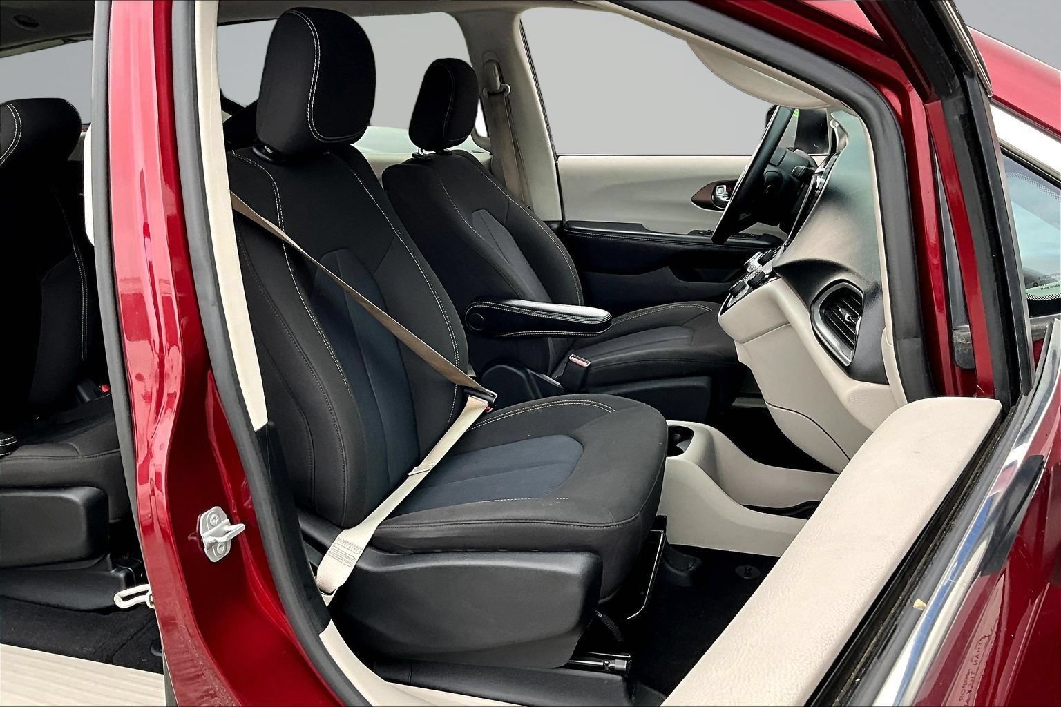 Used 2020 Chrysler Voyager LX FWD image 29
