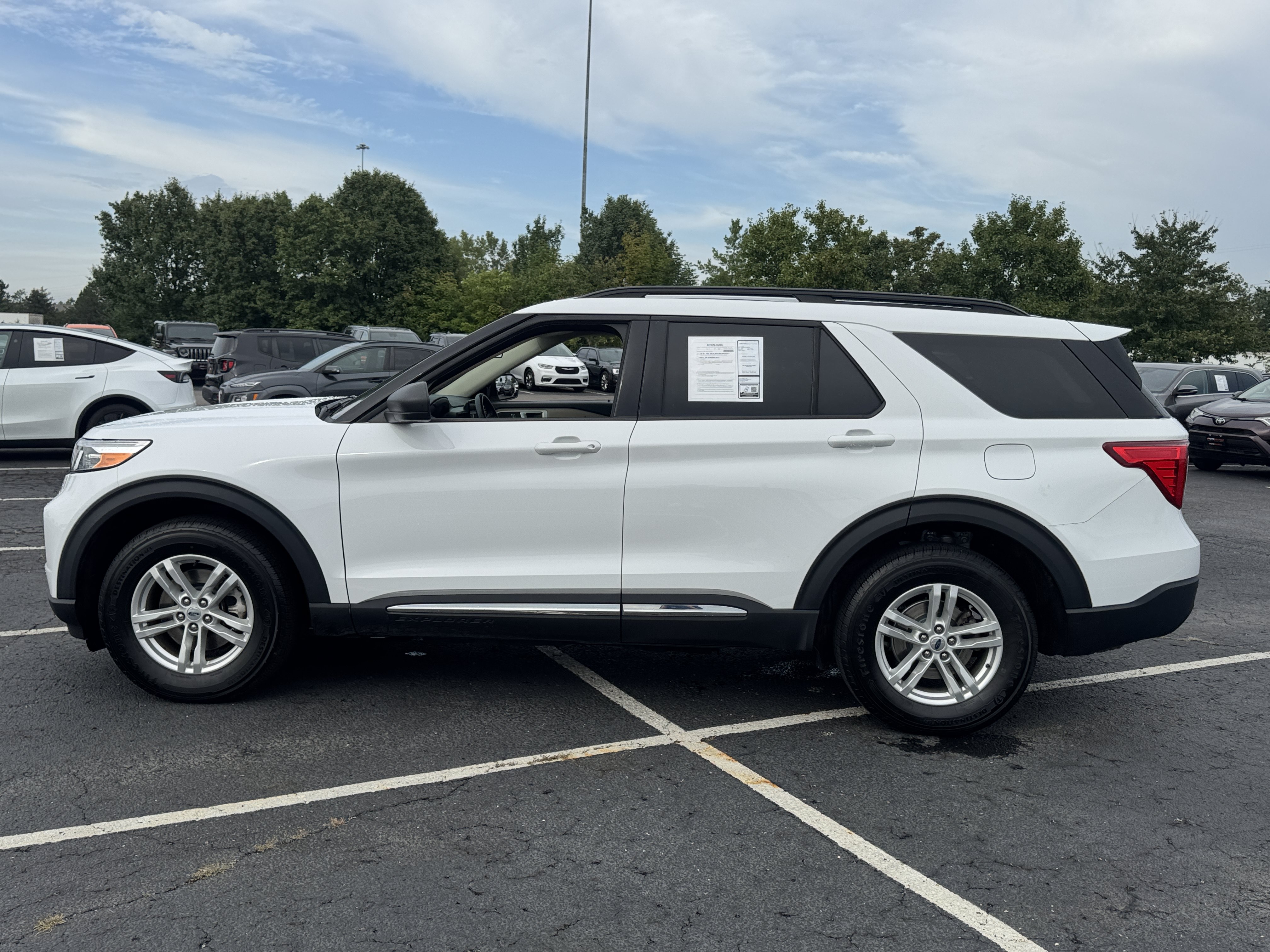 Used 2023 Ford Explorer XLT AWD/4WD image 10