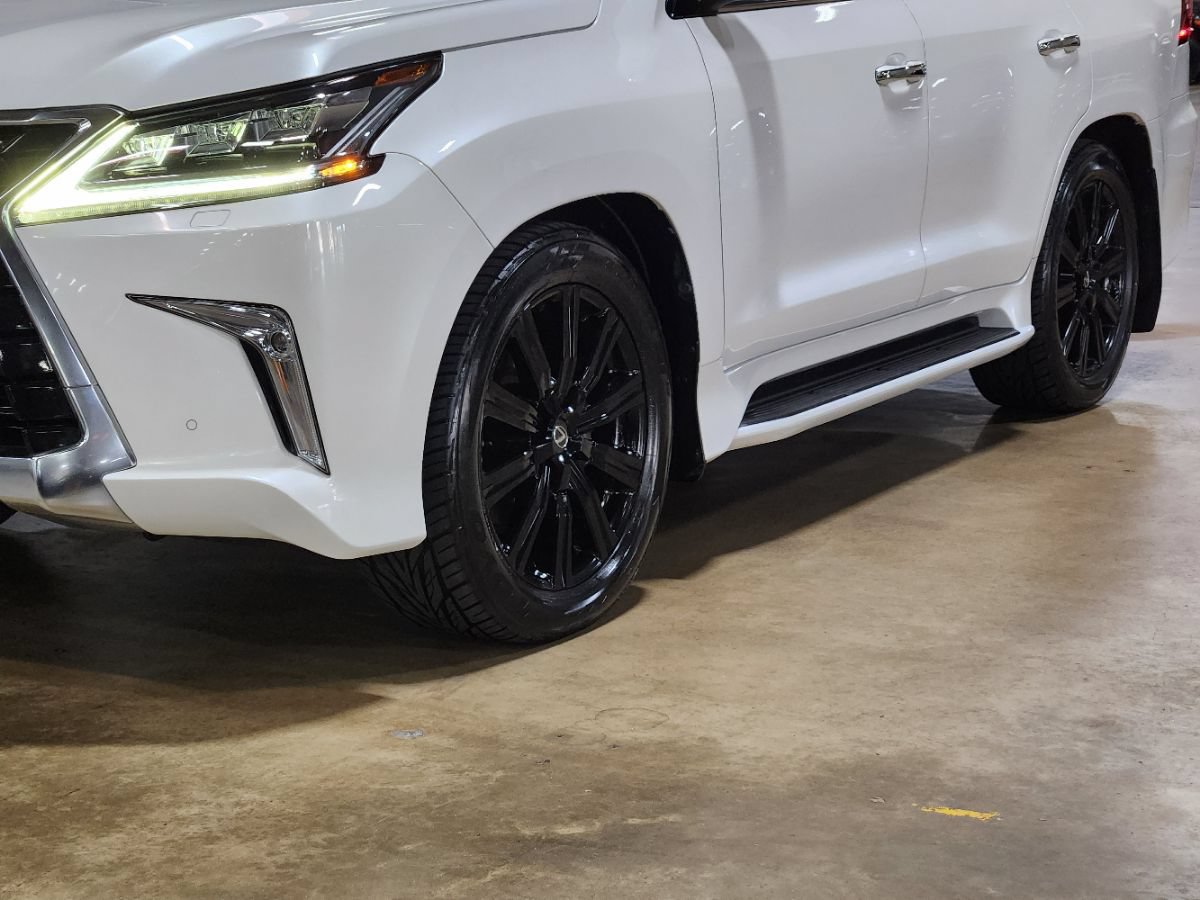 Used 2021 Lexus LX 570 4WD w/ Luxury Package image 17