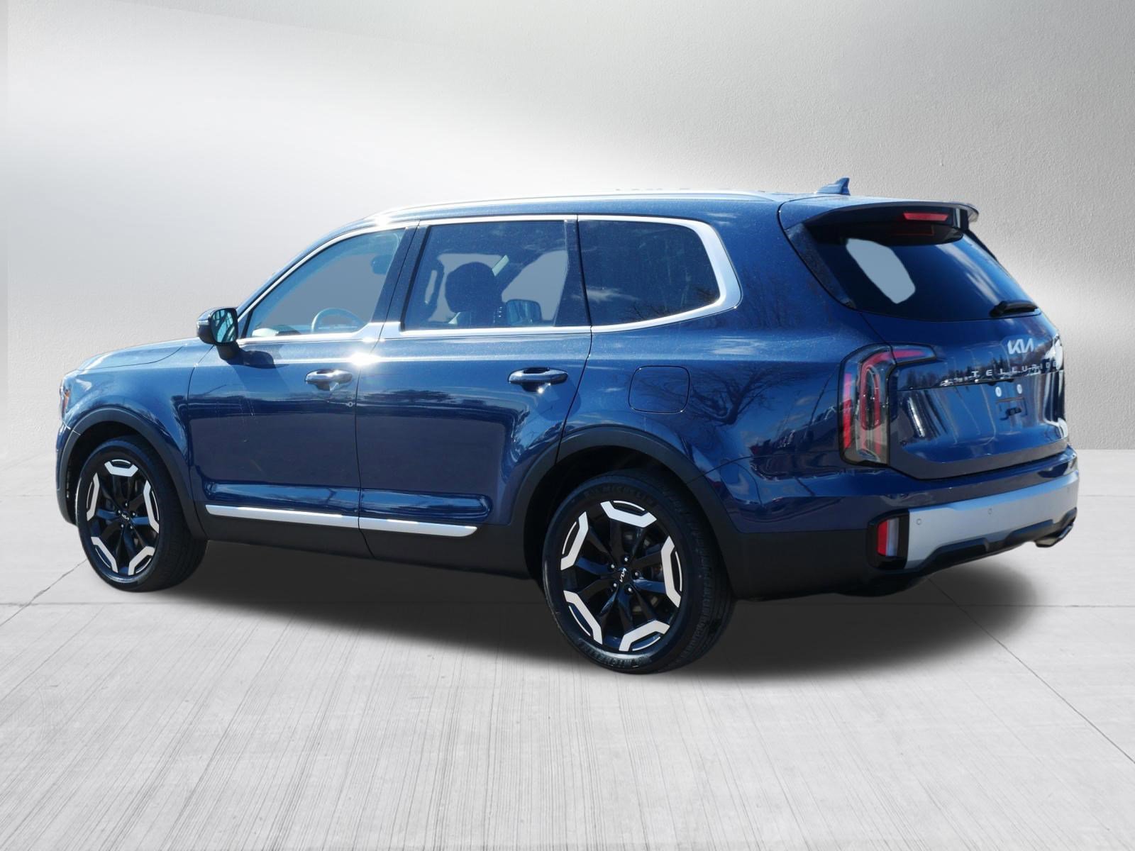 Used 2023 Kia Telluride EX w/ EX Captain's Chair Package image 5