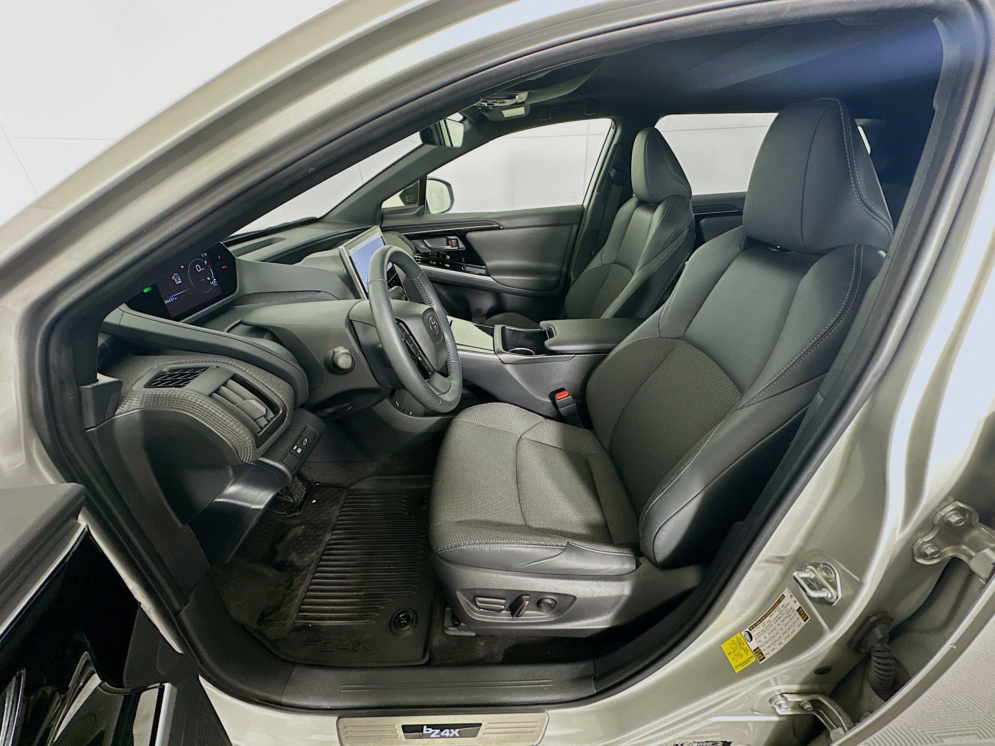 Used 2024 Toyota bZ4X XLE w/ Weather Package FWD image 13