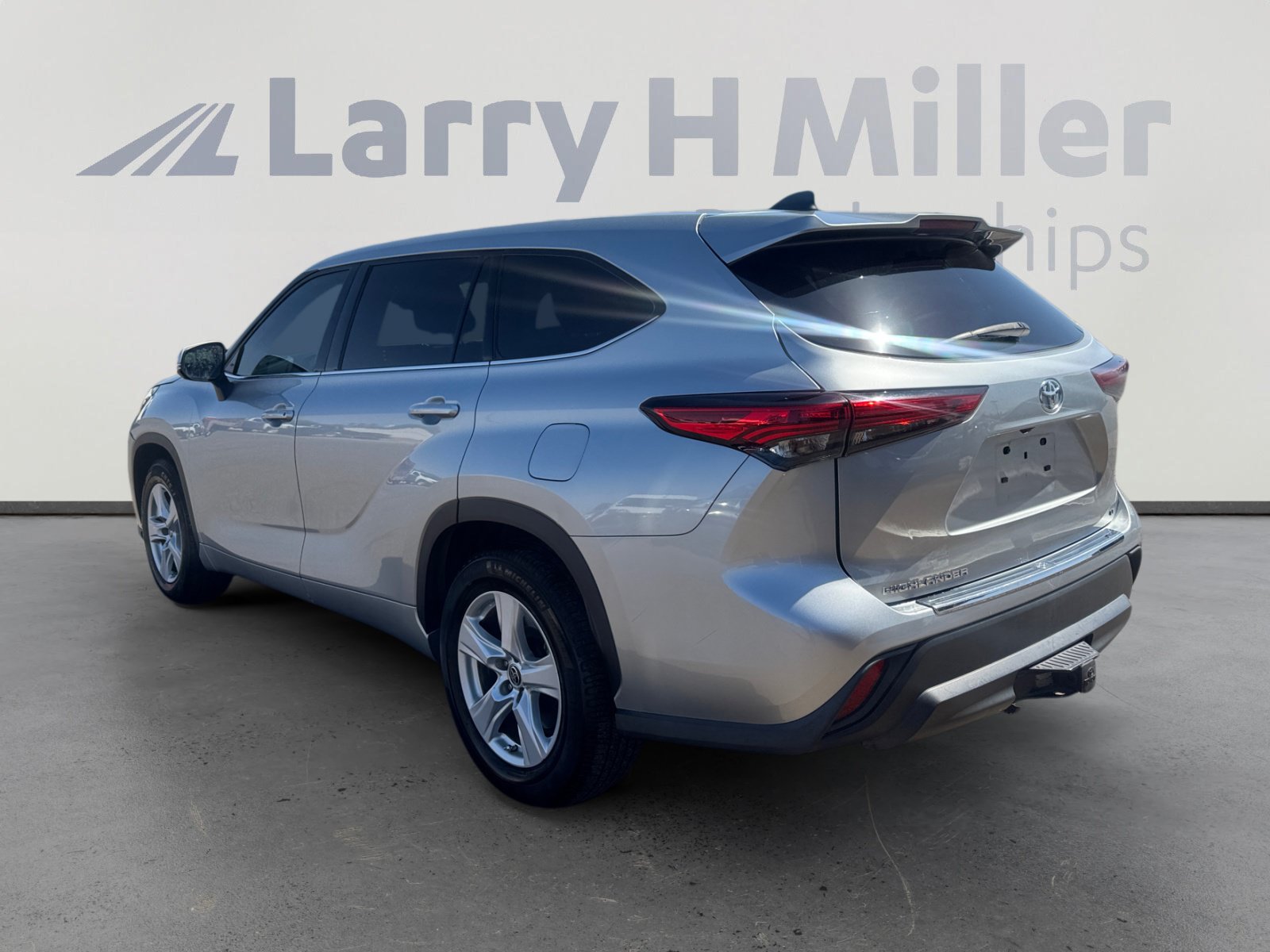 Used 2022 Toyota Highlander LE FWD image 3