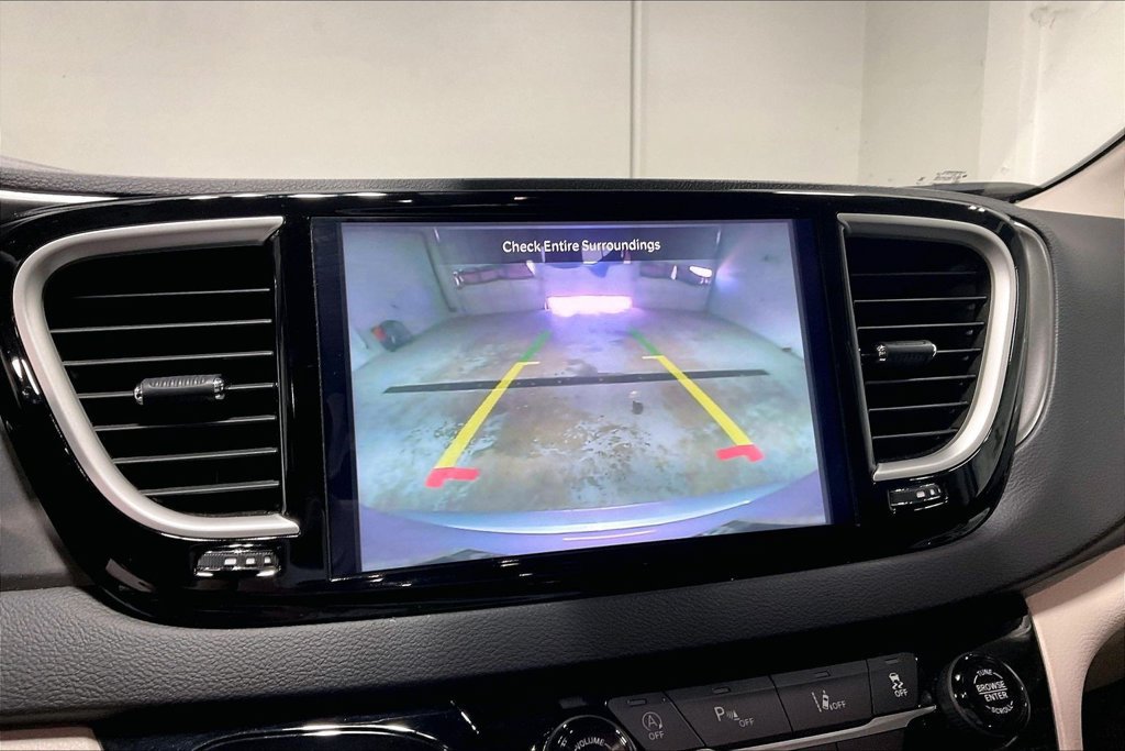 Used 2024 Chrysler Pacifica Touring-L FWD image 27