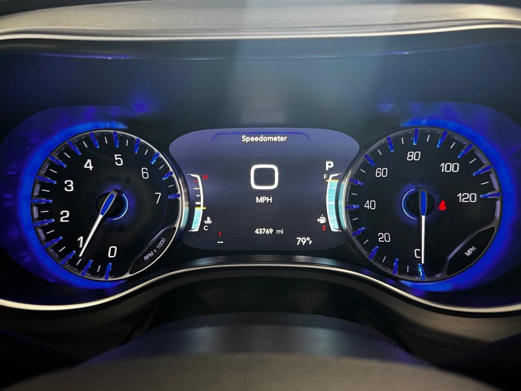 Certified 2023 Chrysler Pacifica Limited w/ Uconnect Theater Family Group FWD image 18