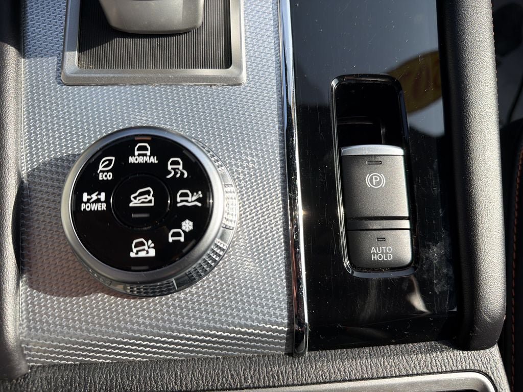 Used 2024 Mitsubishi Outlander 4WD Plug-In Hybrid image 24
