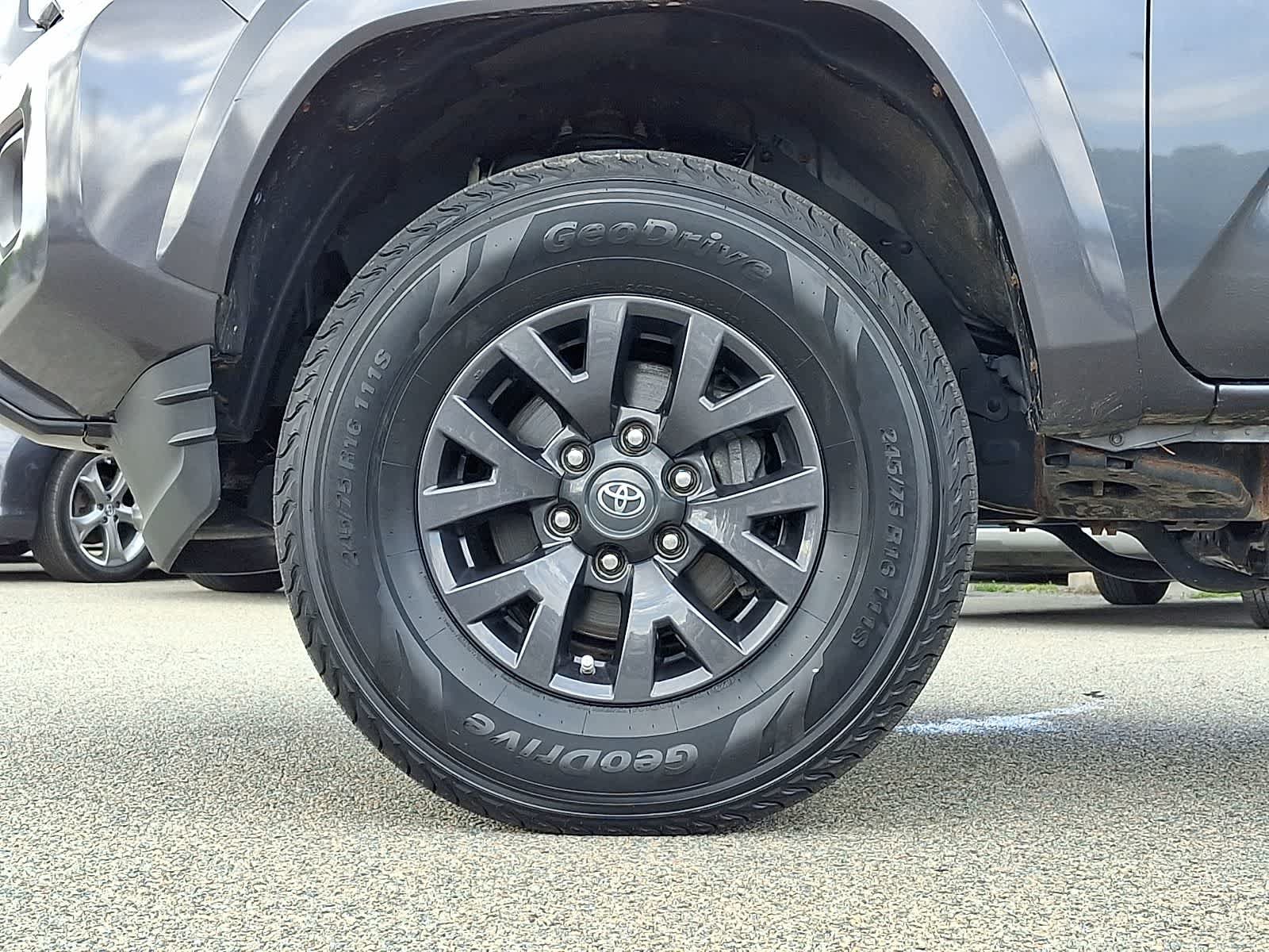 Certified 2021 Toyota Tacoma SR5 AWD/4WD image 10