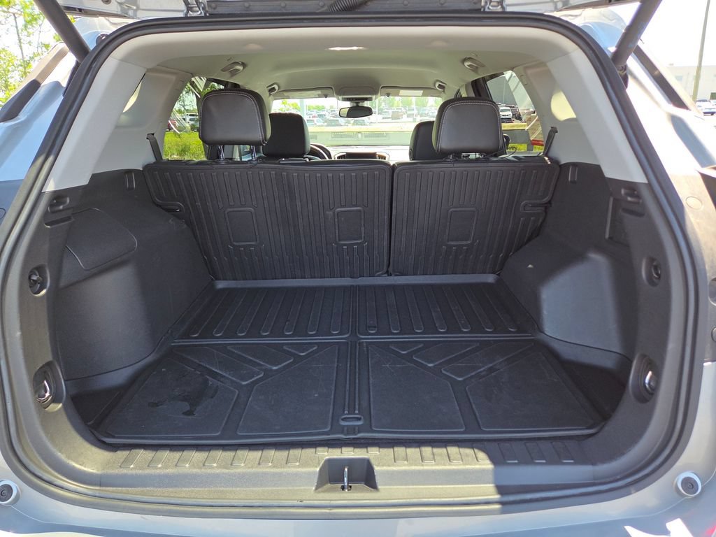Used 2024 GMC Terrain SLT AWD/4WD image 17