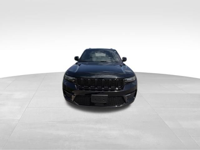 Used 2025 Jeep Grand Cherokee Altitude AWD/4WD image 3