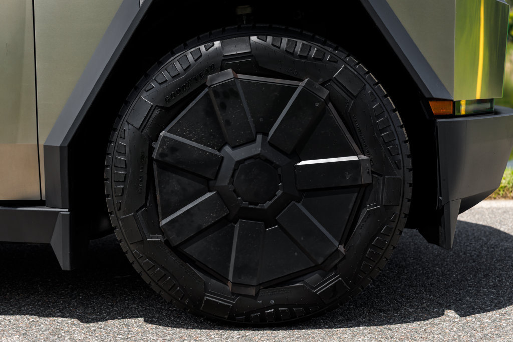 Used 2024 Tesla Cybertruck AWD Crew Cab image 38
