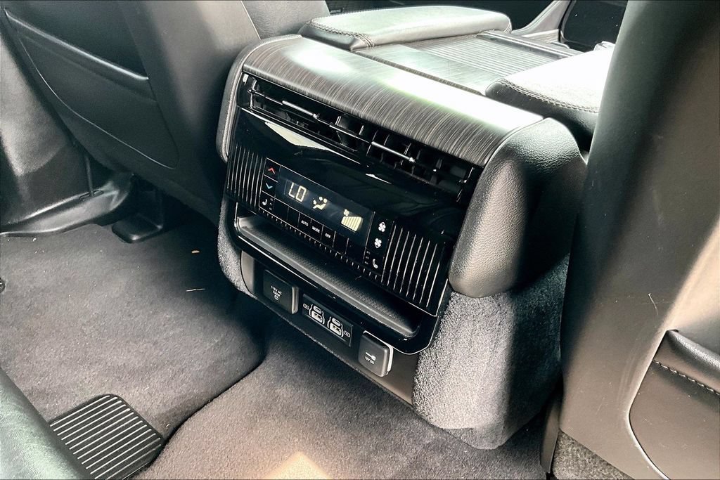 Used 2024 Jeep Wagoneer Series III w/ Flexible Seating Group AWD/4WD image 32