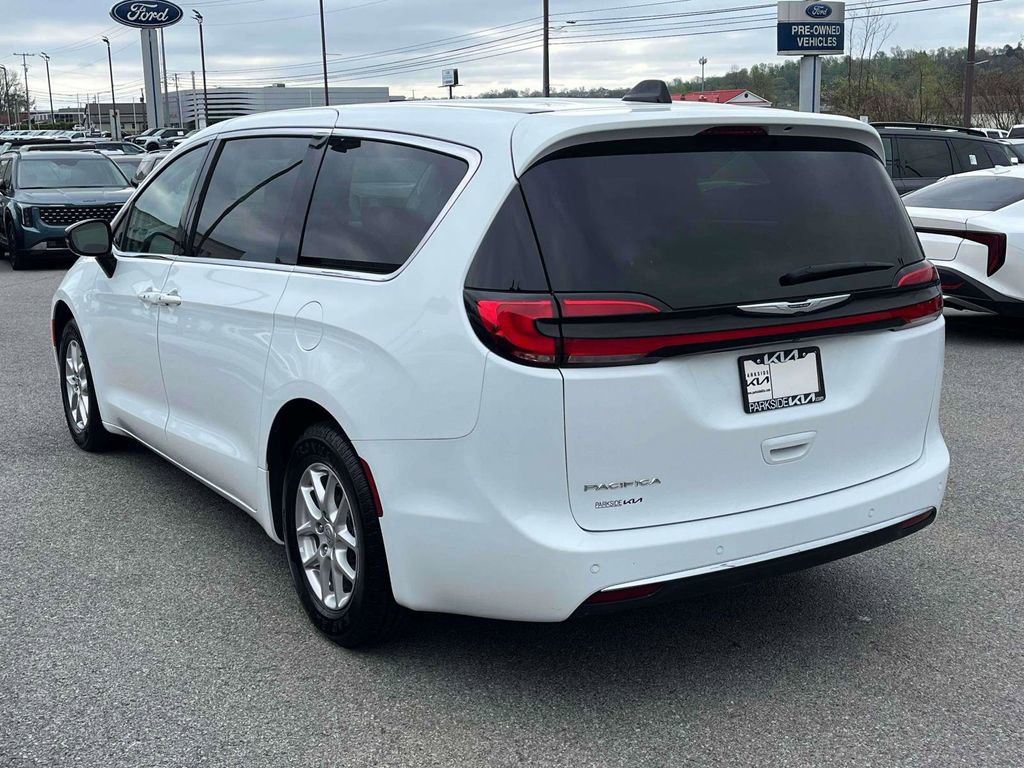 Used 2024 Chrysler Pacifica Touring-L image 30