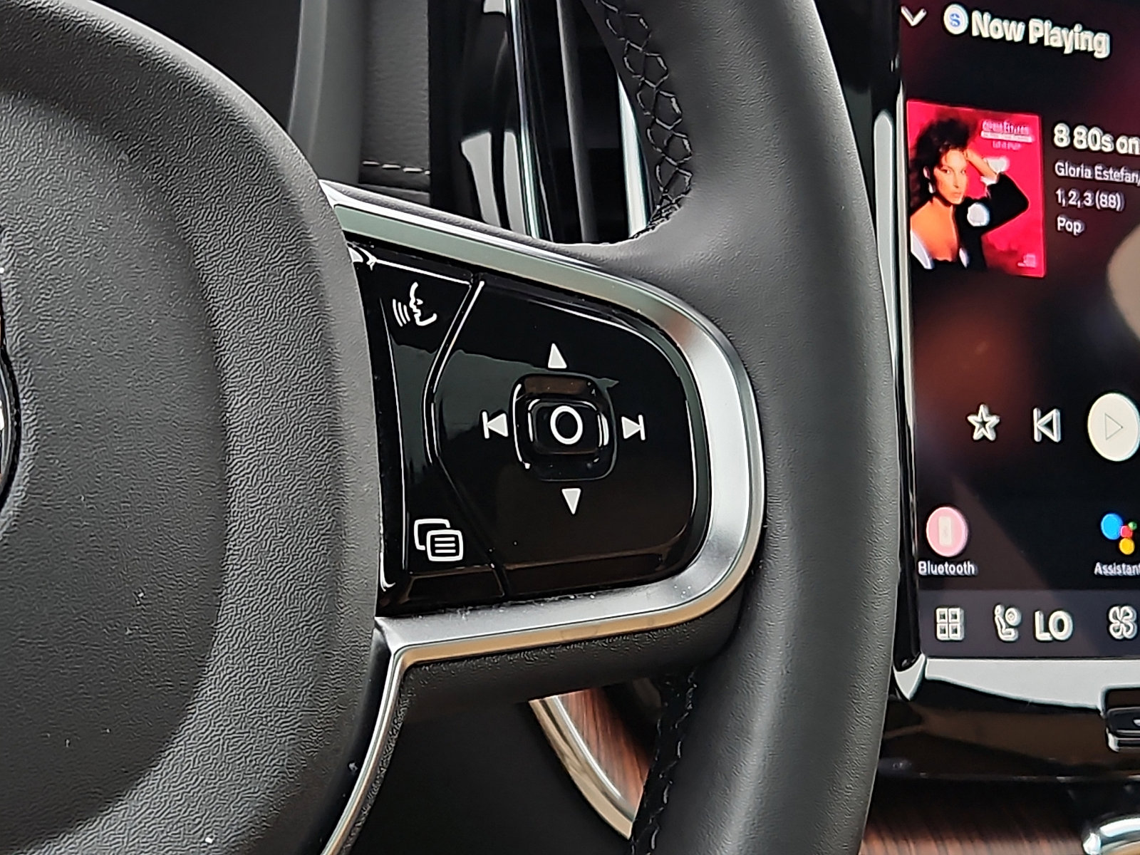 Certified 2024 Volvo XC60 B5 Ultimate w/ Climate Package image 22