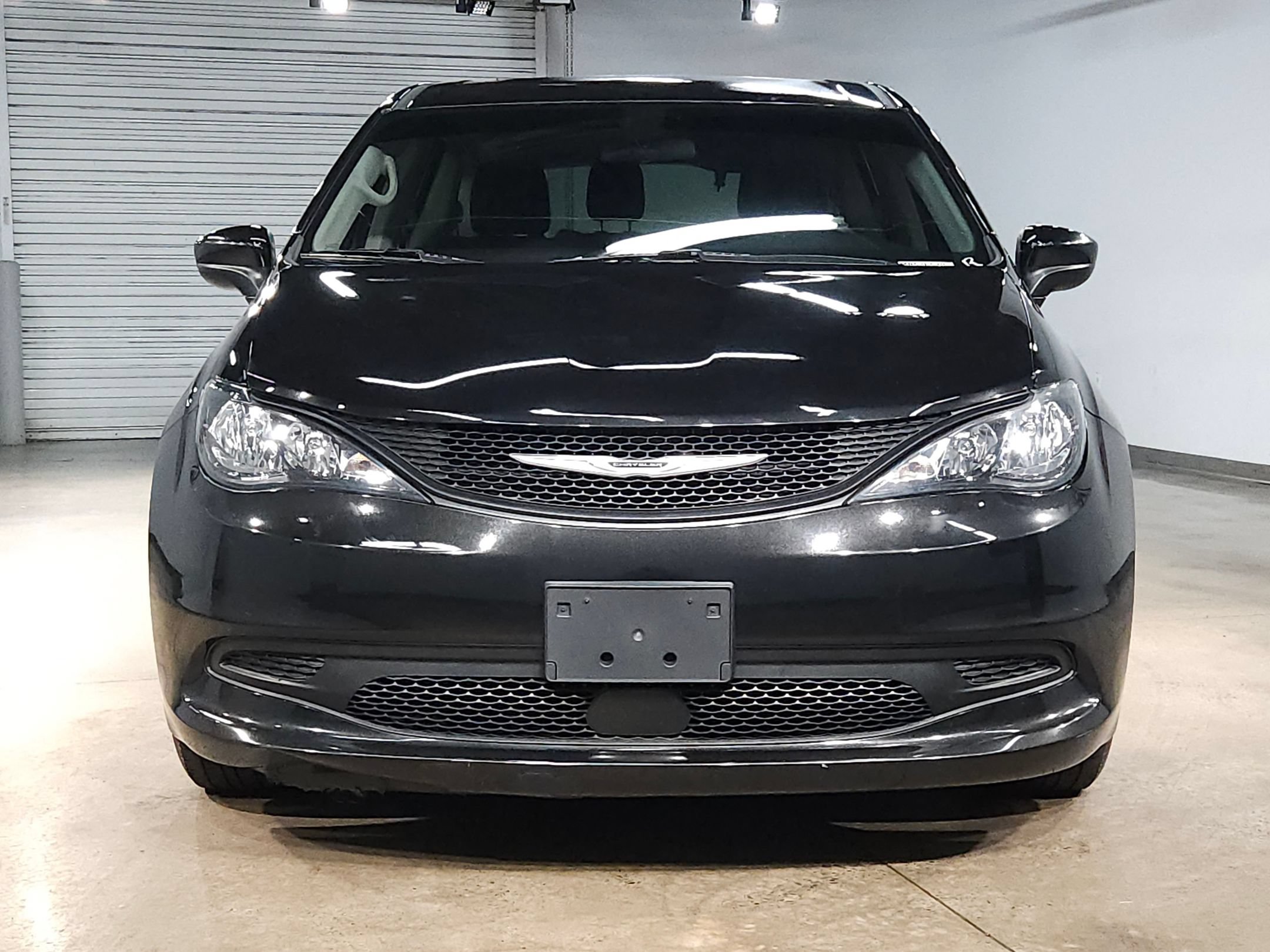 Used 2021 Chrysler Voyager L FWD image 2