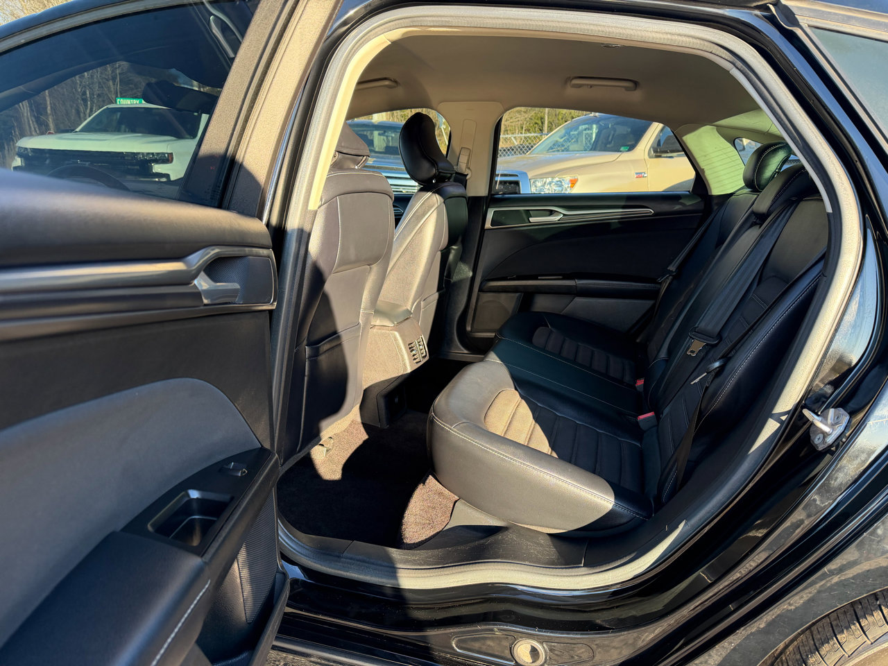 Used 2017 Ford Fusion SE w/ Equipment Group 201A image 19