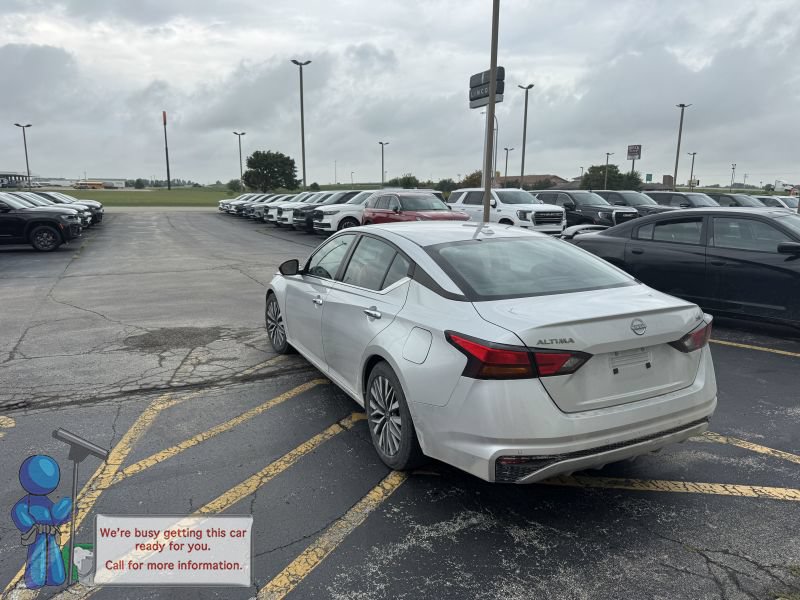 Used 2024 Nissan Altima 2.5 SV FWD image 3
