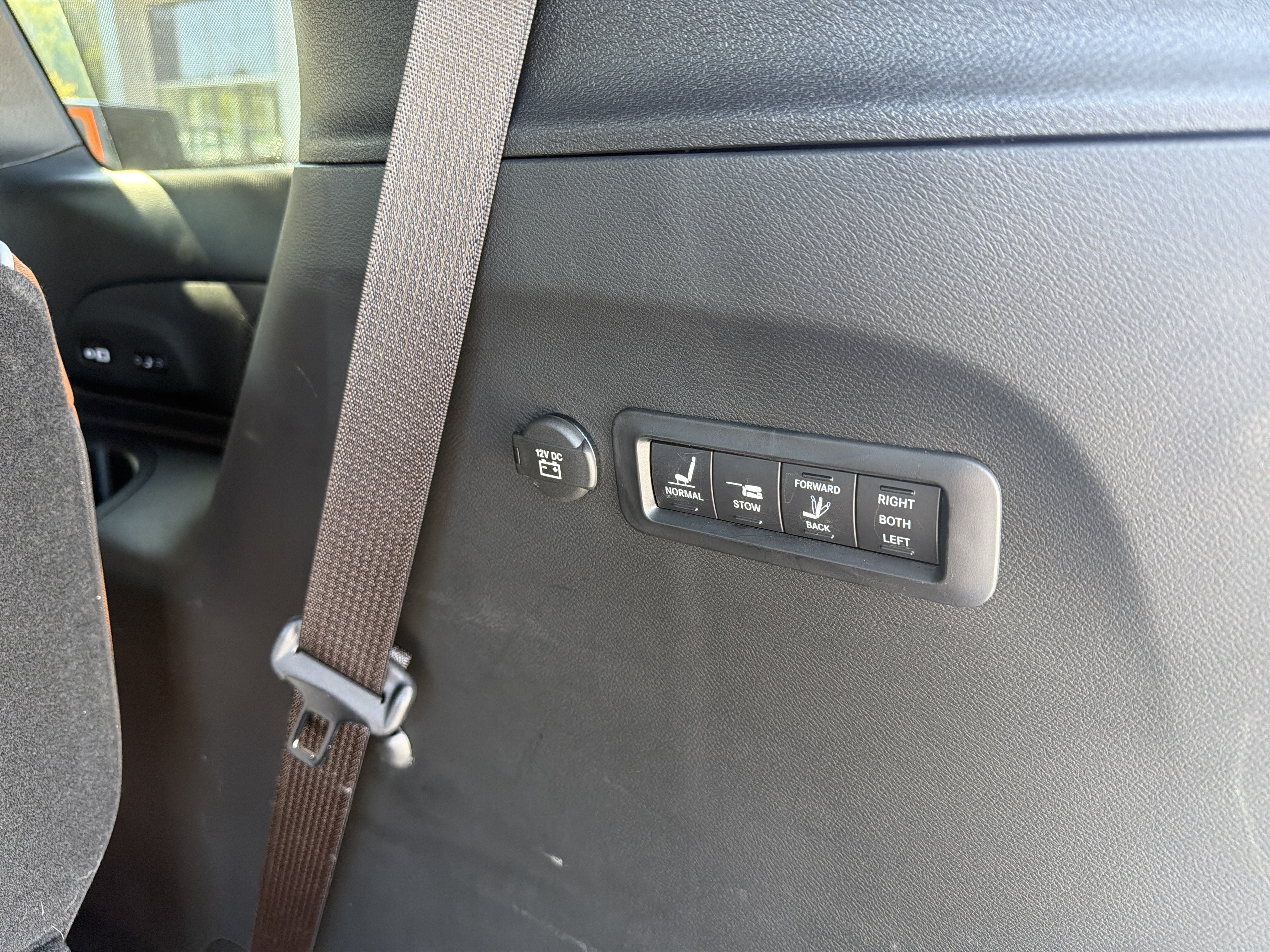 Used 2025 Chrysler Pacifica Pinnacle FWD image 22