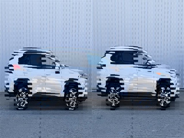 Used 2020 Toyota RAV4 XLE Premium image 3