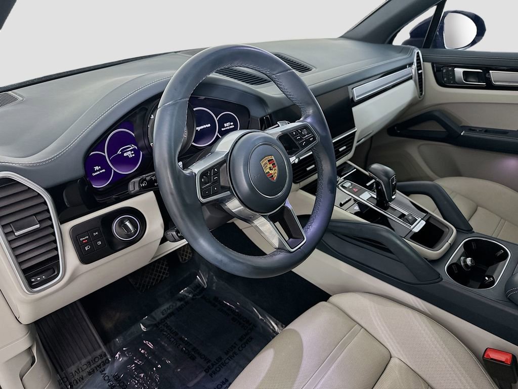 Certified 2023 Porsche Cayenne Platinum Edition image 4