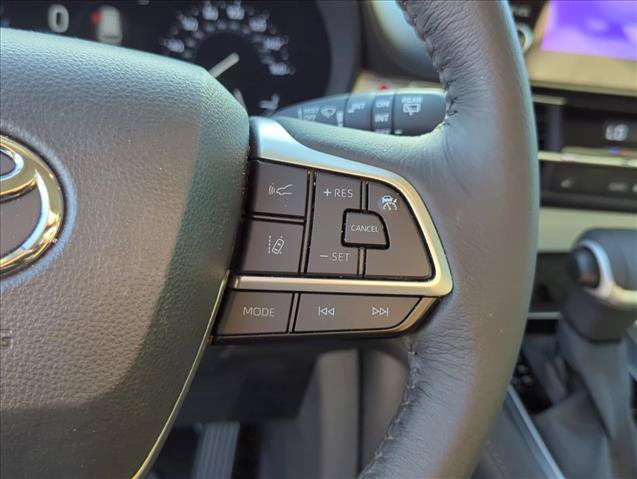 Used 2025 Toyota Sienna XLE w/ XLE Plus Package FWD image 13