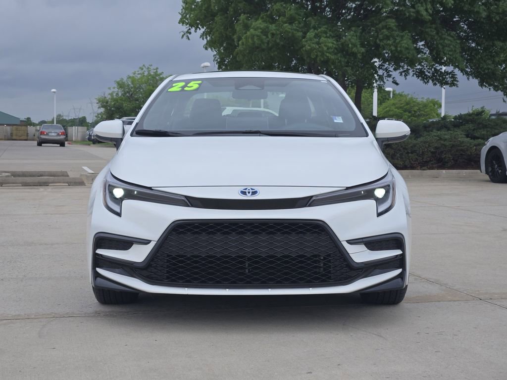 Used 2025 Toyota Corolla SE w/ SE Premium Package image 2