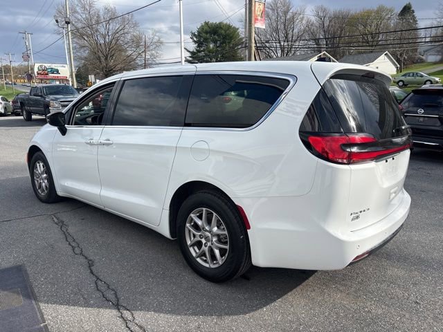 Used 2024 Chrysler Pacifica Touring-L image 4
