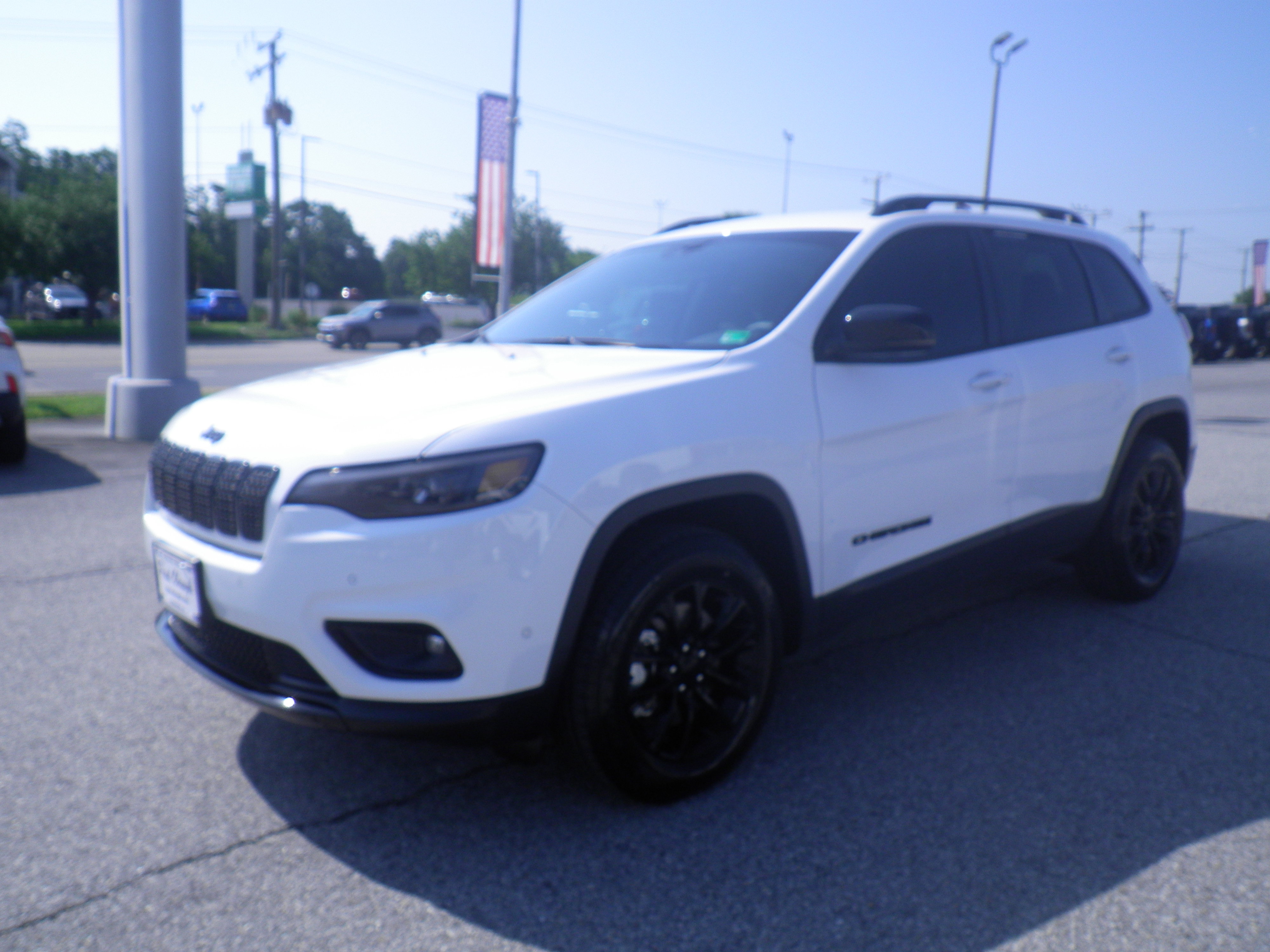 Used 2023 Jeep Cherokee Altitude Lux image 3