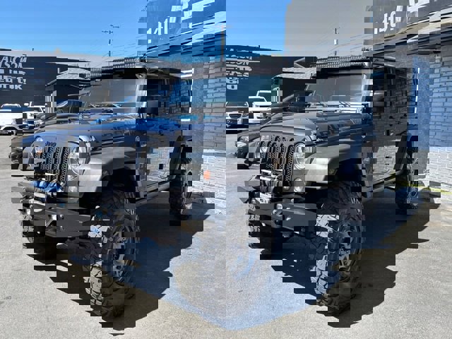 Used 2017 Jeep Wrangler Unlimited Rubicon w/ Connectivity Group image 14