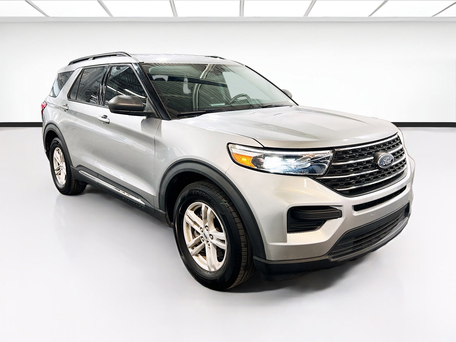 Used 2022 Ford Explorer XLT image 3