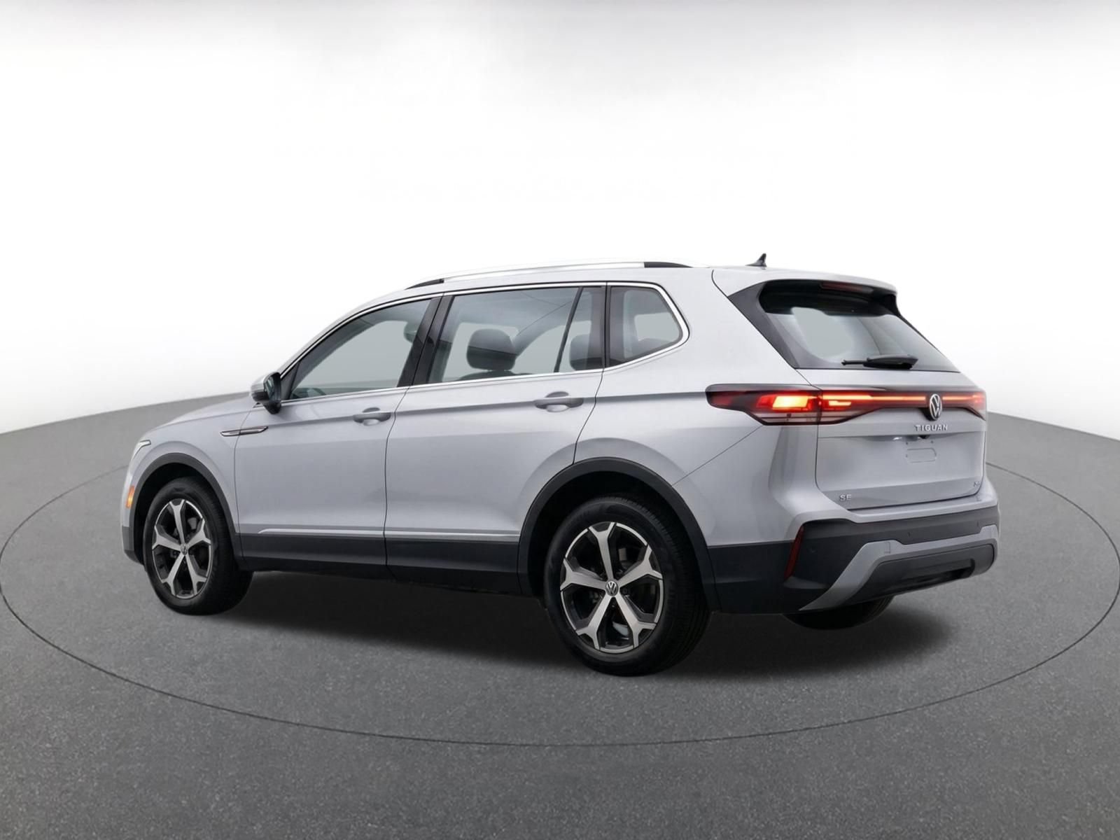 Used 2026 Volkswagen Tiguan SE FWD image 6