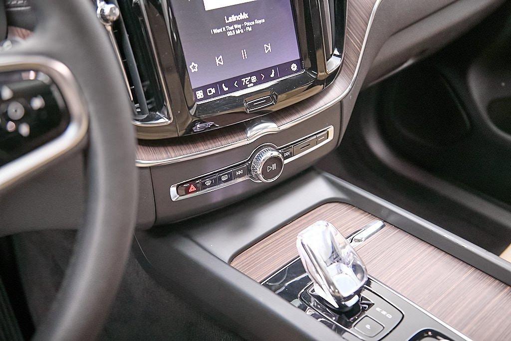 Certified 2023 Volvo XC60 B5 Ultimate w/ Protection Package Premier image 15