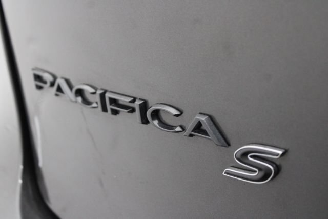 Used 2019 Chrysler Pacifica Touring-L w/ S Appearance Package FWD image 5