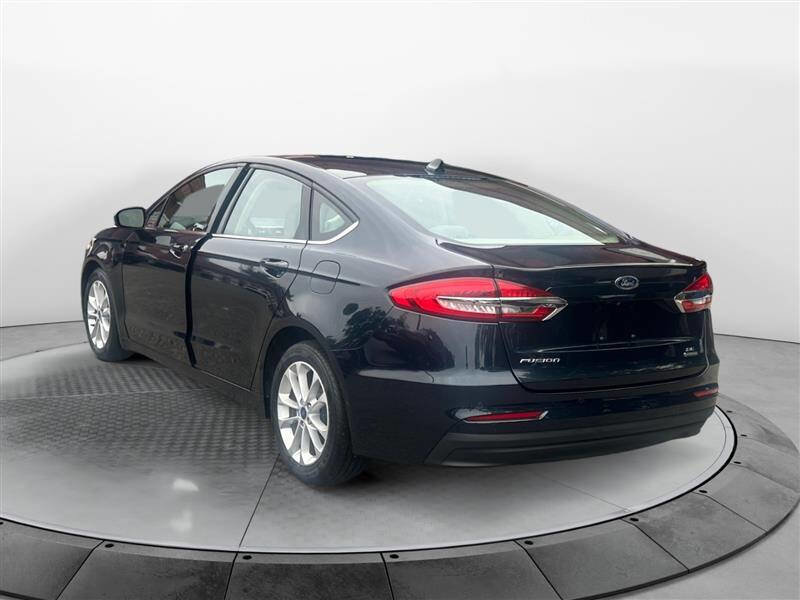 Used 2020 Ford Fusion SE image 3