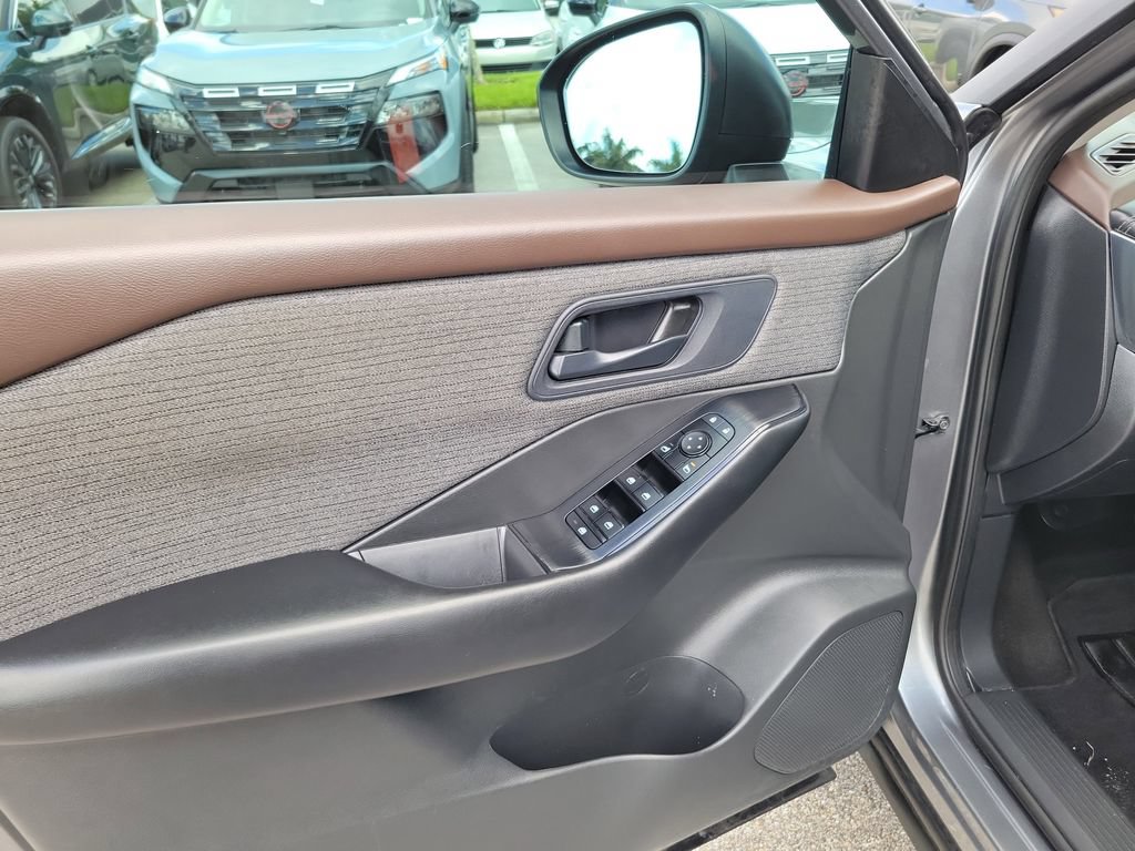 Used 2023 Nissan Rogue S FWD image 17