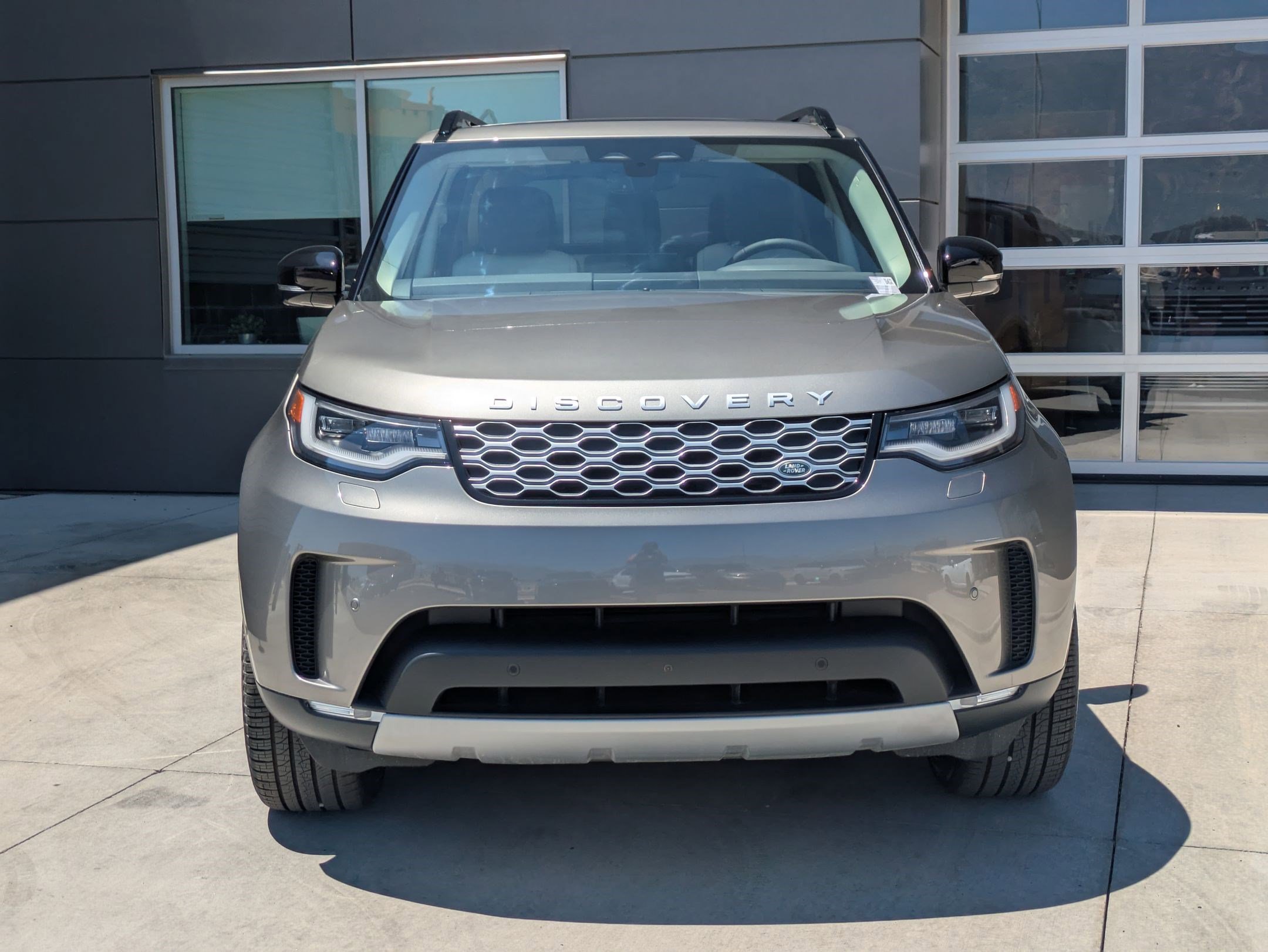 New 2025 Land Rover Discovery S image 2