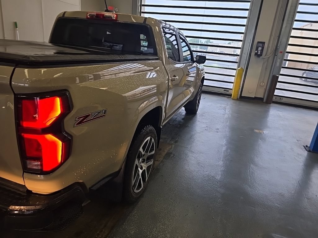 Used 2023 Chevrolet Colorado Z71 w/ Z71 Convenience Package 2 AWD/4WD image 3