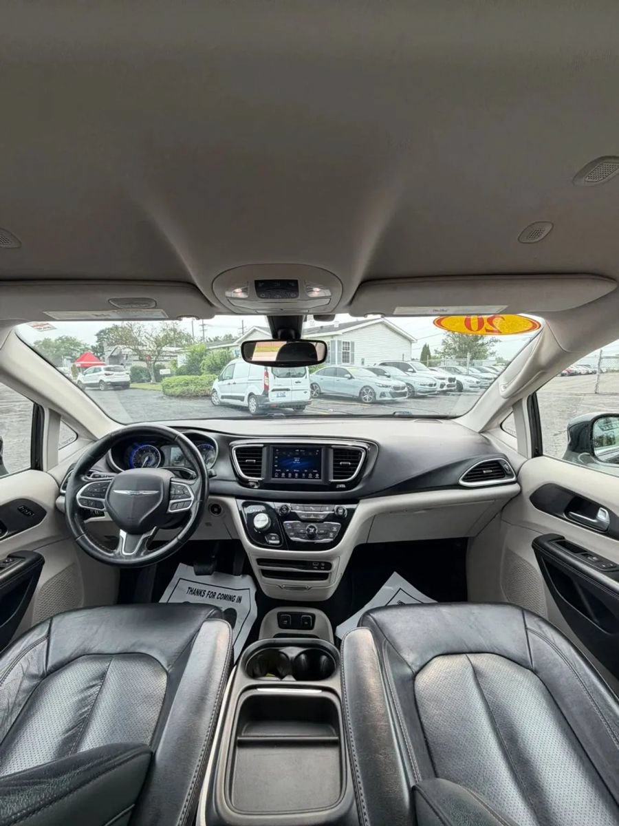 Used 2020 Chrysler Pacifica Touring-L FWD image 12