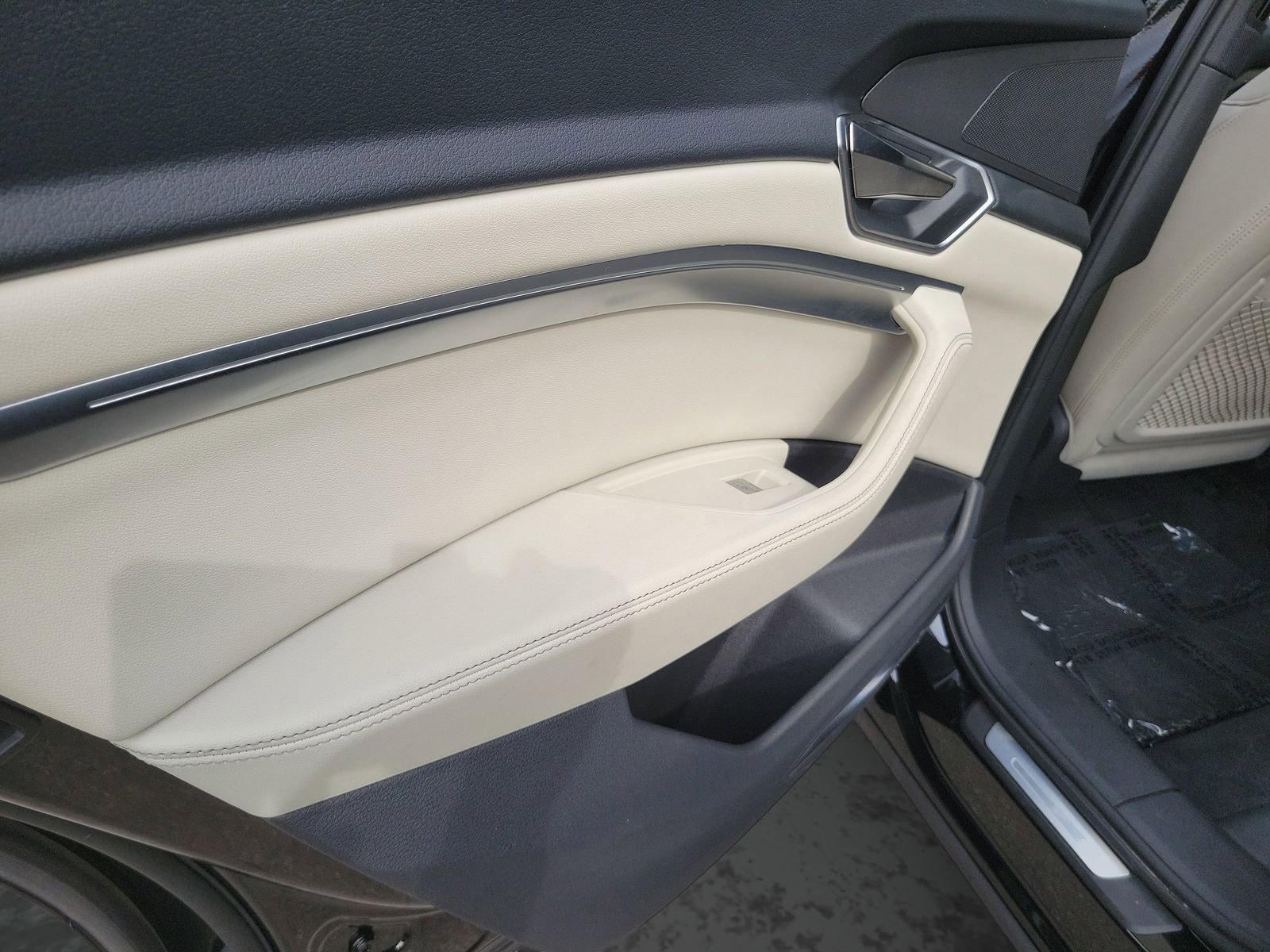 Used 2024 Audi Q8 e-tron Premium Plus w/ Premium Plus Package image 16