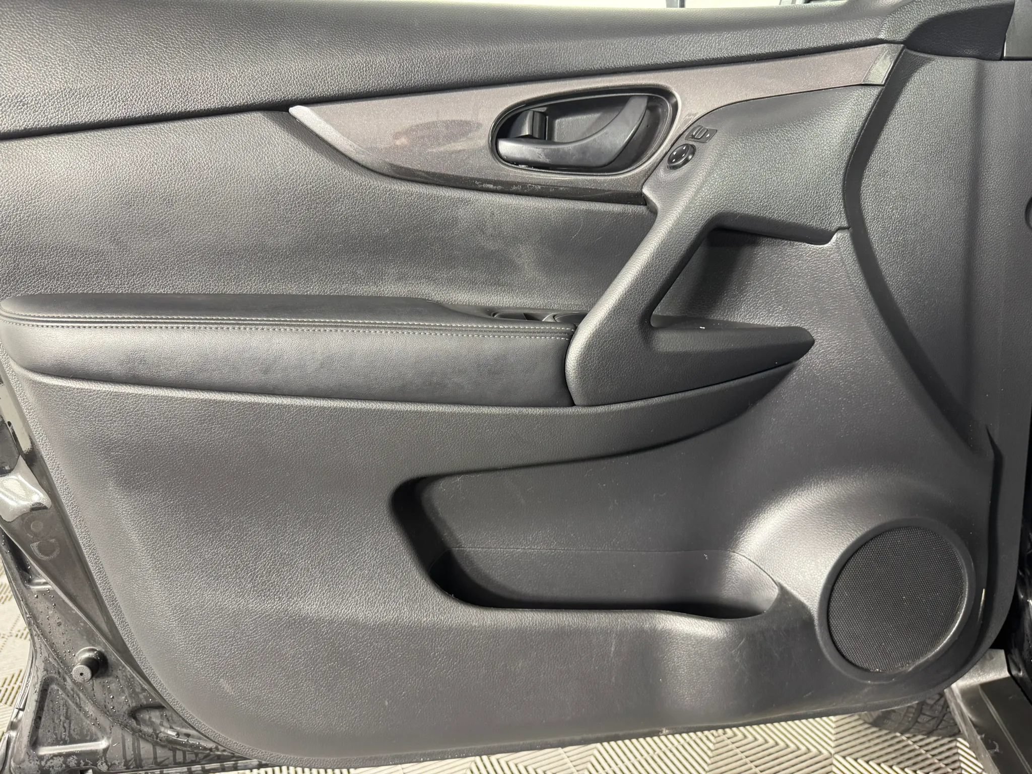 Used 2019 Nissan Rogue S AWD/4WD image 33