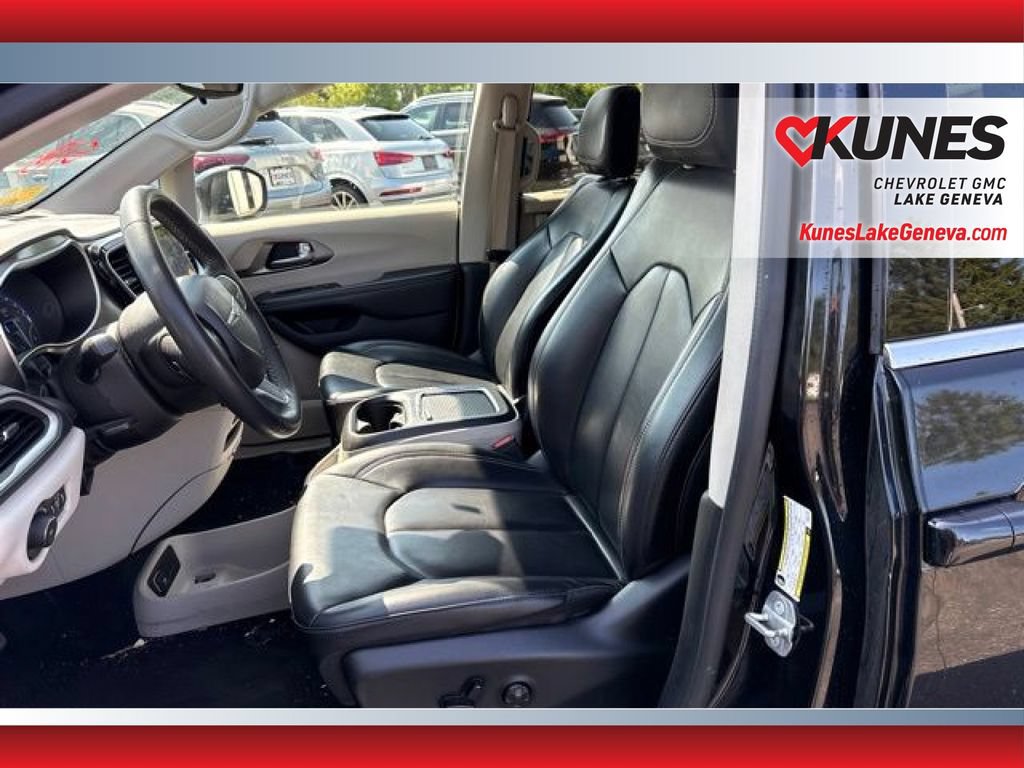 Used 2023 Chrysler Pacifica Touring-L FWD image 12