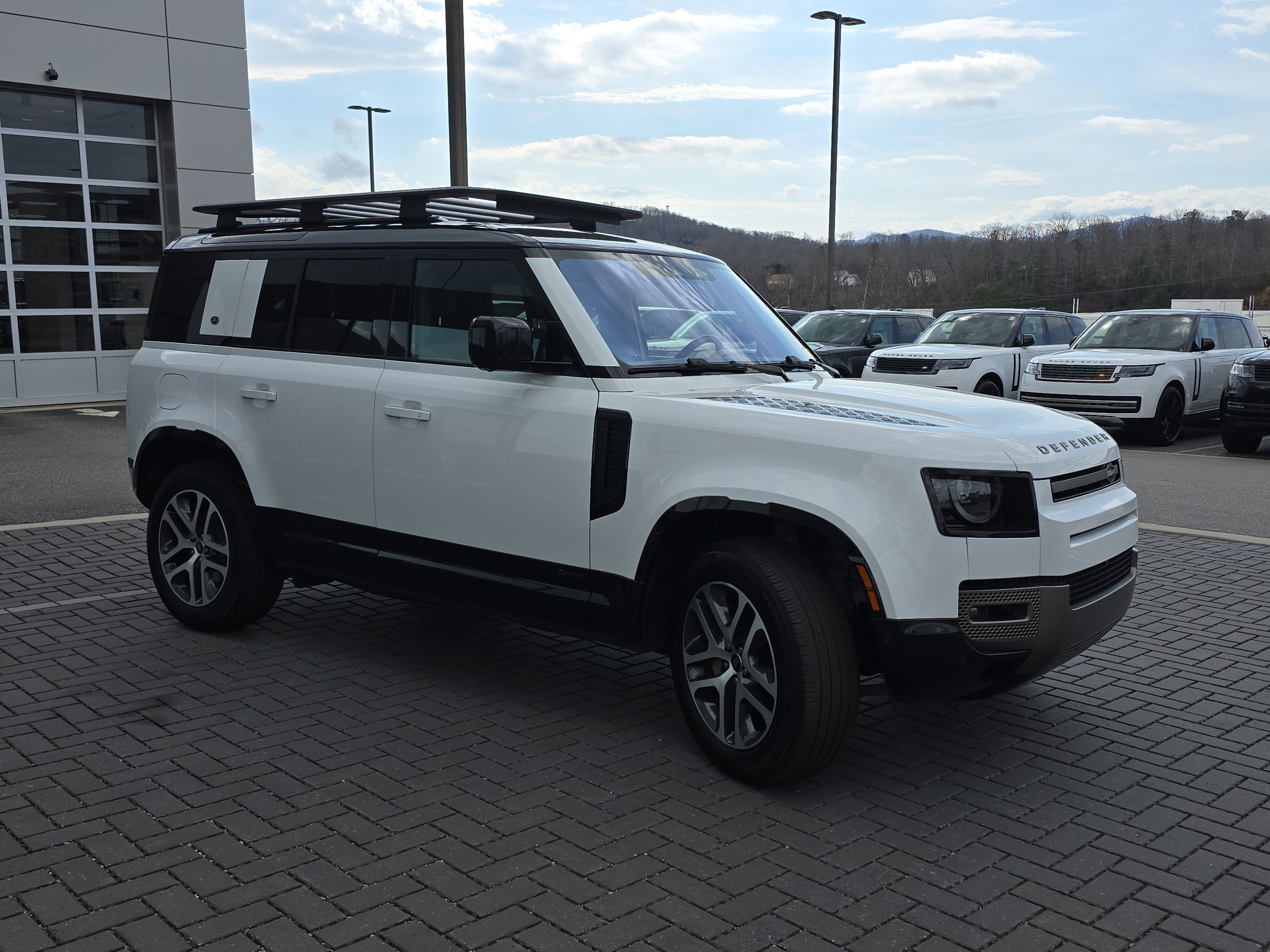 Used 2021 Land Rover Defender 110 X-Dynamic HSE image 3