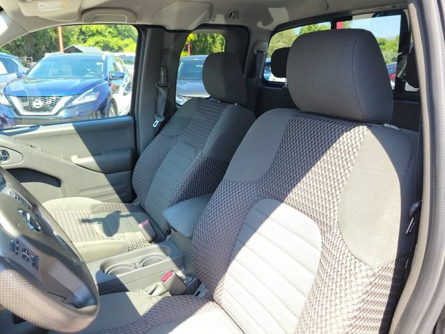 Used 2015 Nissan Frontier SV w/ SV Value Truck Package AWD/4WD image 16