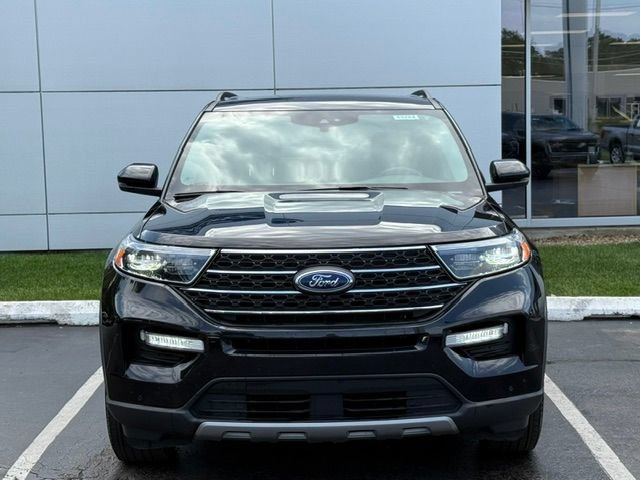 Used 2023 Ford Explorer XLT w/ Equipment Group 202A AWD/4WD image 3