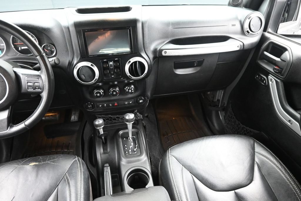 Used 2014 Jeep Wrangler Unlimited Sahara w/ Connectivity Group AWD/4WD image 15