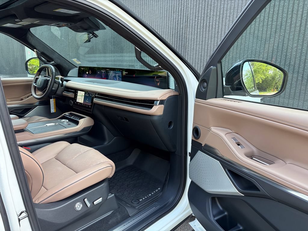 New 2027 Lincoln Navigator Black Label AWD/4WD image 40