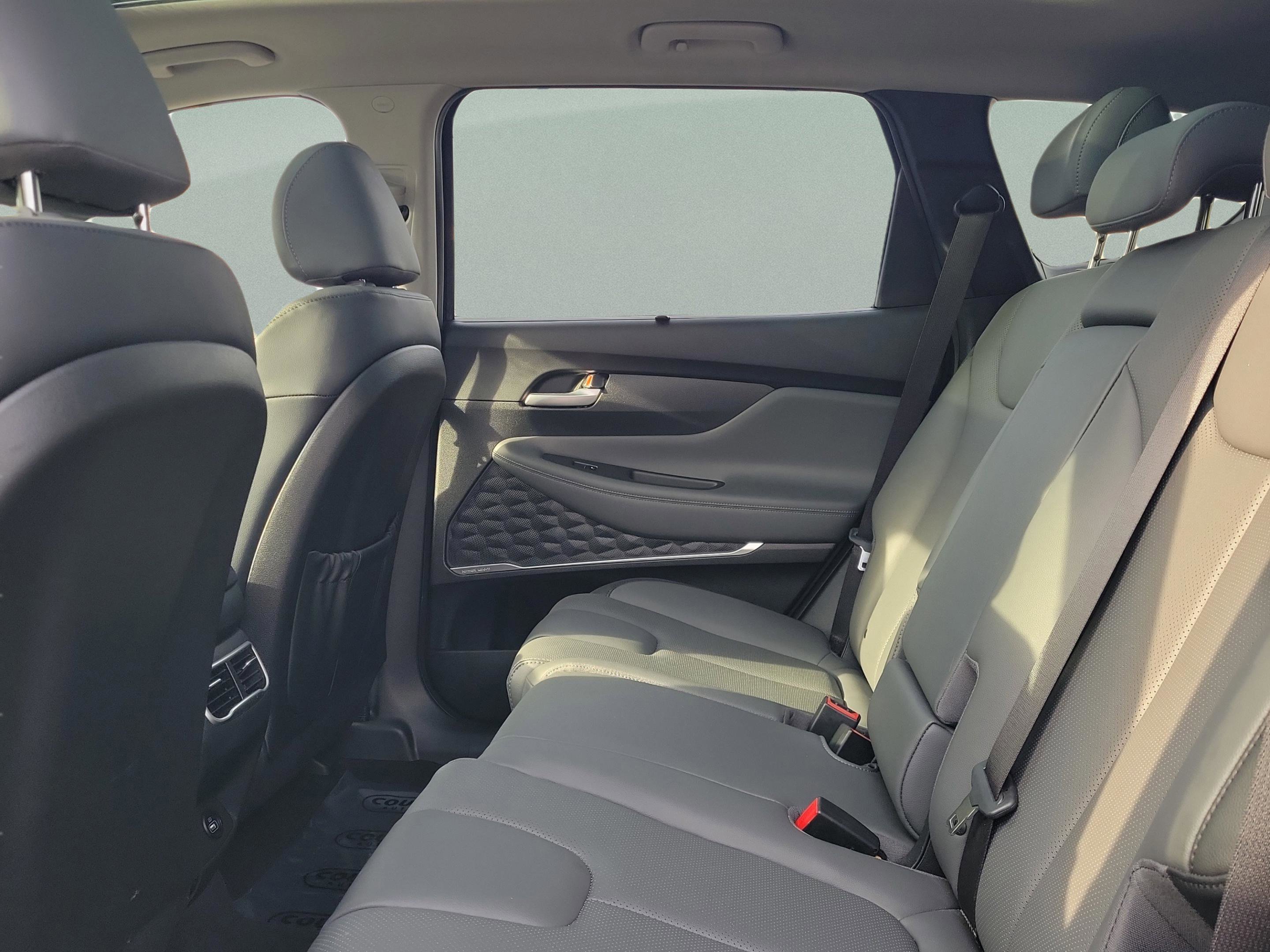 Used 2023 Hyundai Santa Fe SEL w/ Premium Package image 11